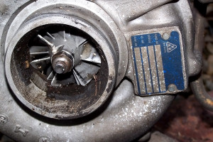 Widoczne uszkodzenia wirnika ssącego turbosprężarki - przyczyna to nieszczelność układu dolotowego wskutek czego do turbosprężarki przedostał się niewielki element stały